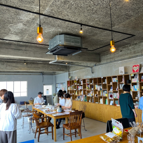 本を読みながら交流を楽しんでいる利用者たちの様子