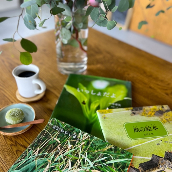 3冊の本とデザートとコーヒーと植物