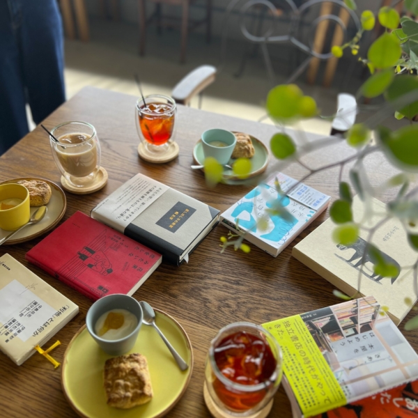 沢山の本とデザートと飲み物